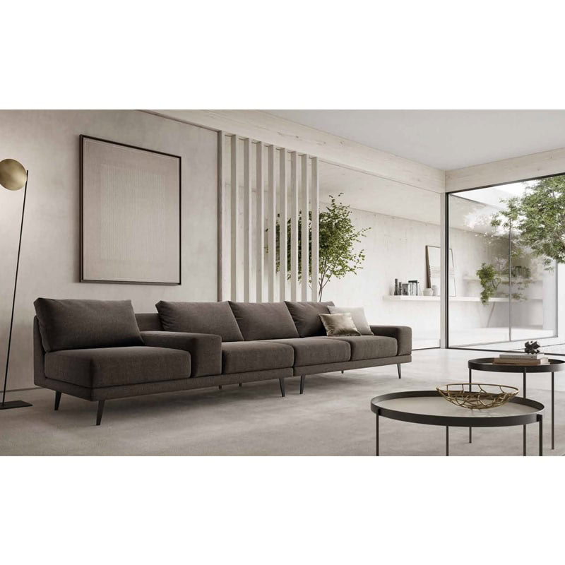 3 Lusso e design moderni con divano in tessuto grigio in un salotto elegante e minimalista, abbinato a mobili di alta qualità, ampie finestre e decorazioni raffinate.