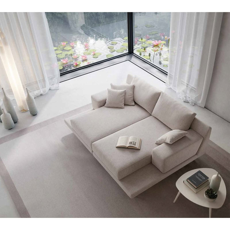 4 Elegante divano angolare in tessuto beige con cuscini in ambientazione luminosa e moderna, ideale per arredare il soggiorno con stile e comfort.