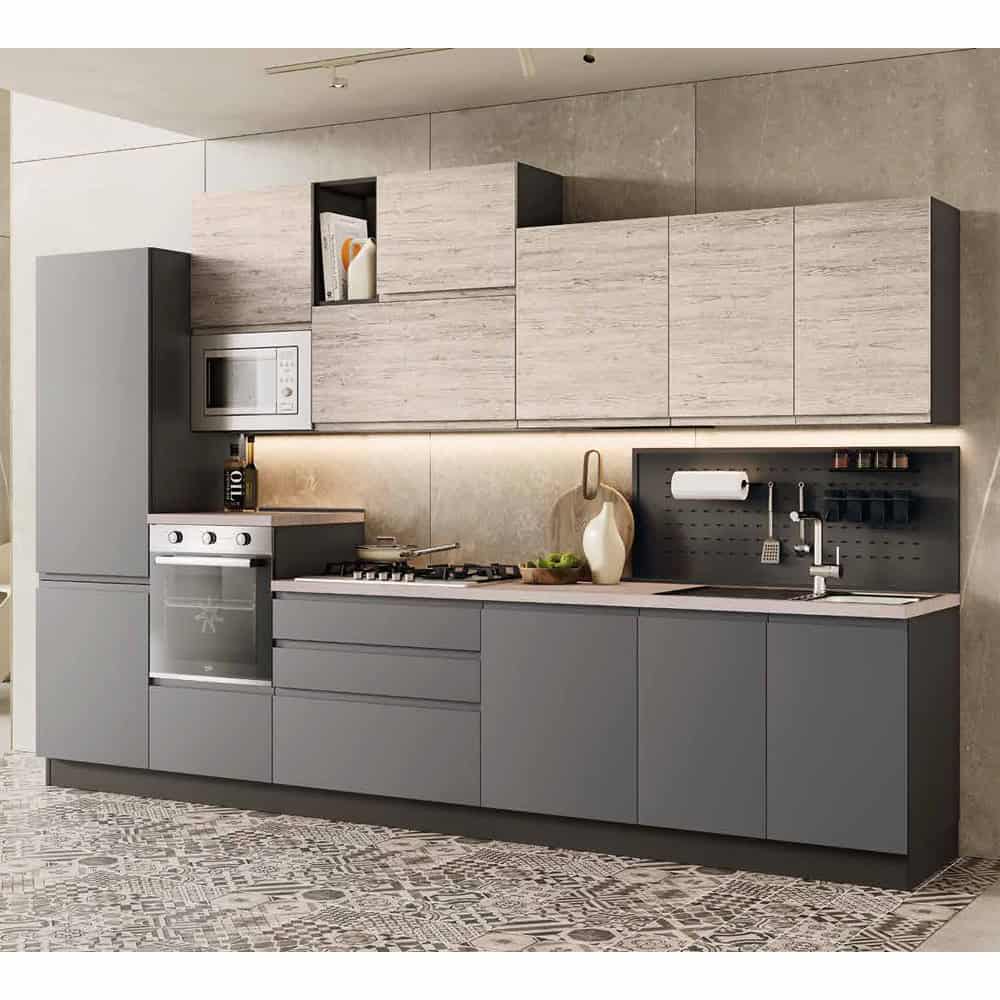 Cucina moderna con ante grigie e pensili in legno chiaro, dotata di elettrodomestici integrati e piano di lavoro spazioso, ideale per ambienti contemporanei.