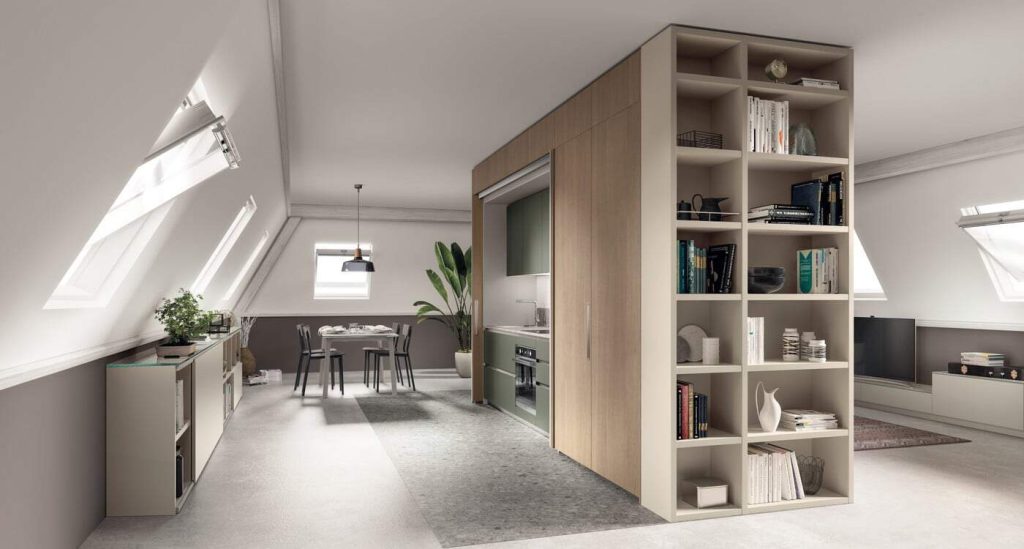 Elegante soluzione di arredo con soggiorno e cucina open space, libreria modulare in stile contemporaneo, design minimale e raffinato, ambienti luminosi e accoglienti, prodotti di alta qualità di Alpe Arredi.