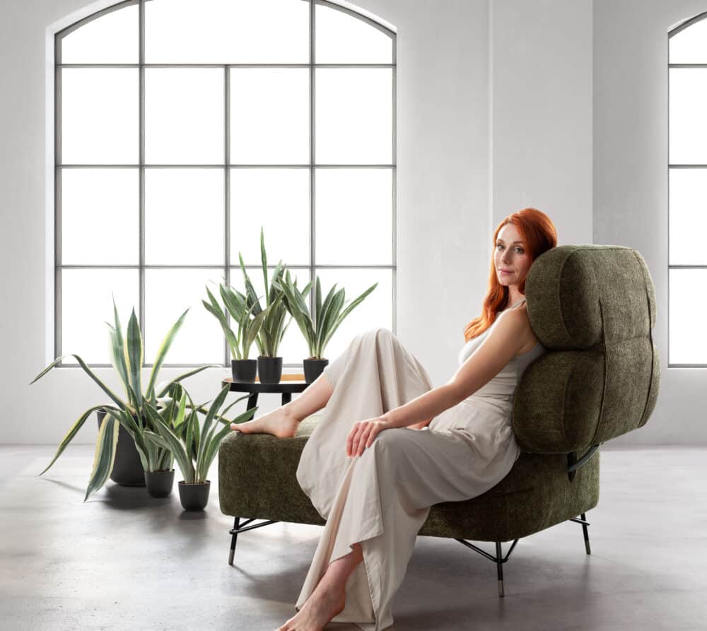 divano-avalon-collezione-divine-2-1000x893 Sedia relax moderna in tessuto verde con schienale reclinabile e design elegante per ambienti sofisticati e confortevoli. Perfetta per il soggiorno o la zona relax della casa.