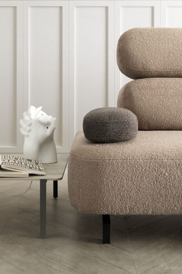divano-avalon-collezione-divine-4-600x900 Sedia imbottita in tessuto beige con cuscino grigio scuro, arredamento moderno per salotto elegante, dettagli di design e comfort, stile minimalista, linea pulita, ambientazione casa elegante e accogliente.