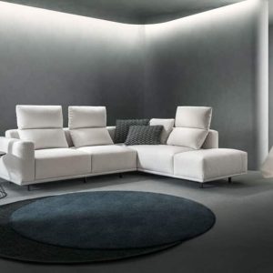 Elegante divano modulare bianco con cuscini decorativi in un moderno ambiente domestico.