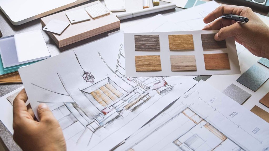 Pannello di campioni di legno e progetto di arredo interno con schizzi di design, materiali nobili e dettagli di mobili su misura.