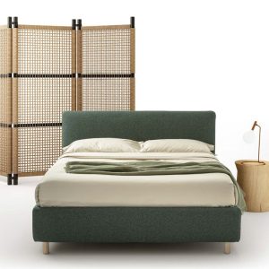Elegante letti con testiera imbottita e separé in rattan naturale, mobili di design per ambienti moderni e raffinati, perfetti per arredare con stile la camera da letto.