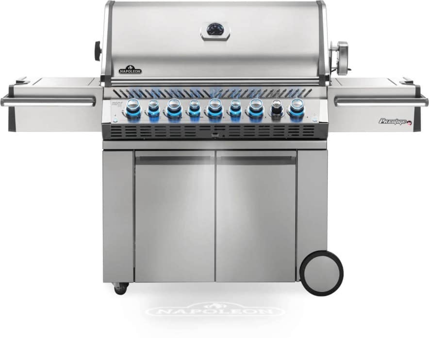 PRO665RSIBPSS-3-Web-Gallery-01-Prestige-Pro665-3-RSIB-Prod-Str-Knbs-On-ProxLight Grill a gas professionale in acciaio inox con piano di cottura a sei bruciatori e comandi blu, ideale per ristoranti e cucine professionali.