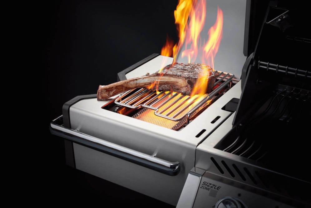 PRO665RSIBPSS-3-Web-Gallery-08-PrestigePRO-Detail-SideBurner-On-Food Braciere da cucina con fiamme aperte e carne alla griglia, cucina moderna e sicura da esterno, perfetta per barbecue di alta qualità, produttore Alpe Arredi.