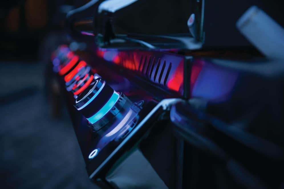 PRO825RSBIPSS-3-Web-Gallery-08-Prestige-Pro825-3-Detail-Knob-Lights-at-Dusk-Close Elegante piano digitale con tasti retroilluminati in ambientazione moderna e sofisticata.