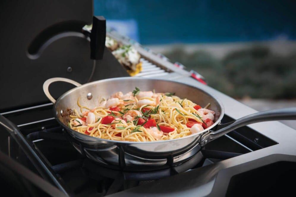 PRO825RSBIPSS-3-Web-Gallery-09-Prestige-Pro825-3-Life-Shrimp-and-Pasta-on-Side-Burner File name: alpe-arredi-cucina-esterno-pasta.