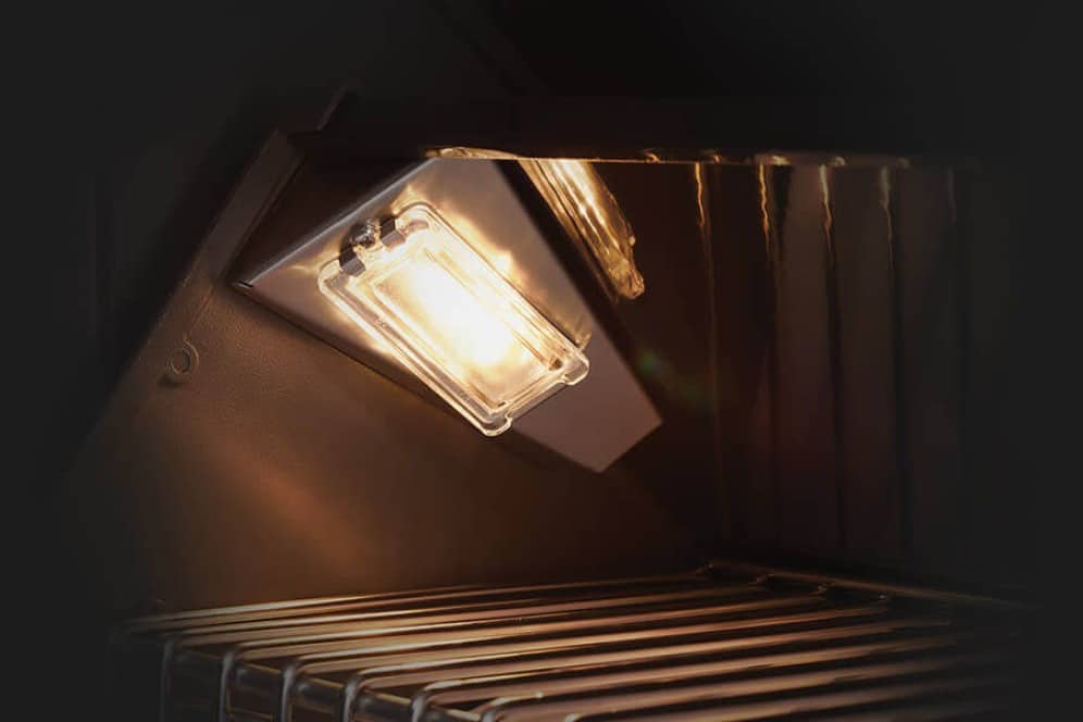 PRO825RSBIPSS-3-Web-Gallery-10-PrestigePRO-2-interior-grill-lights Lampada a LED integrata in una cucina moderna con finiture in acciaio inox, illuminazione efficace e design elegante per ambienti abitativi contemporanei.