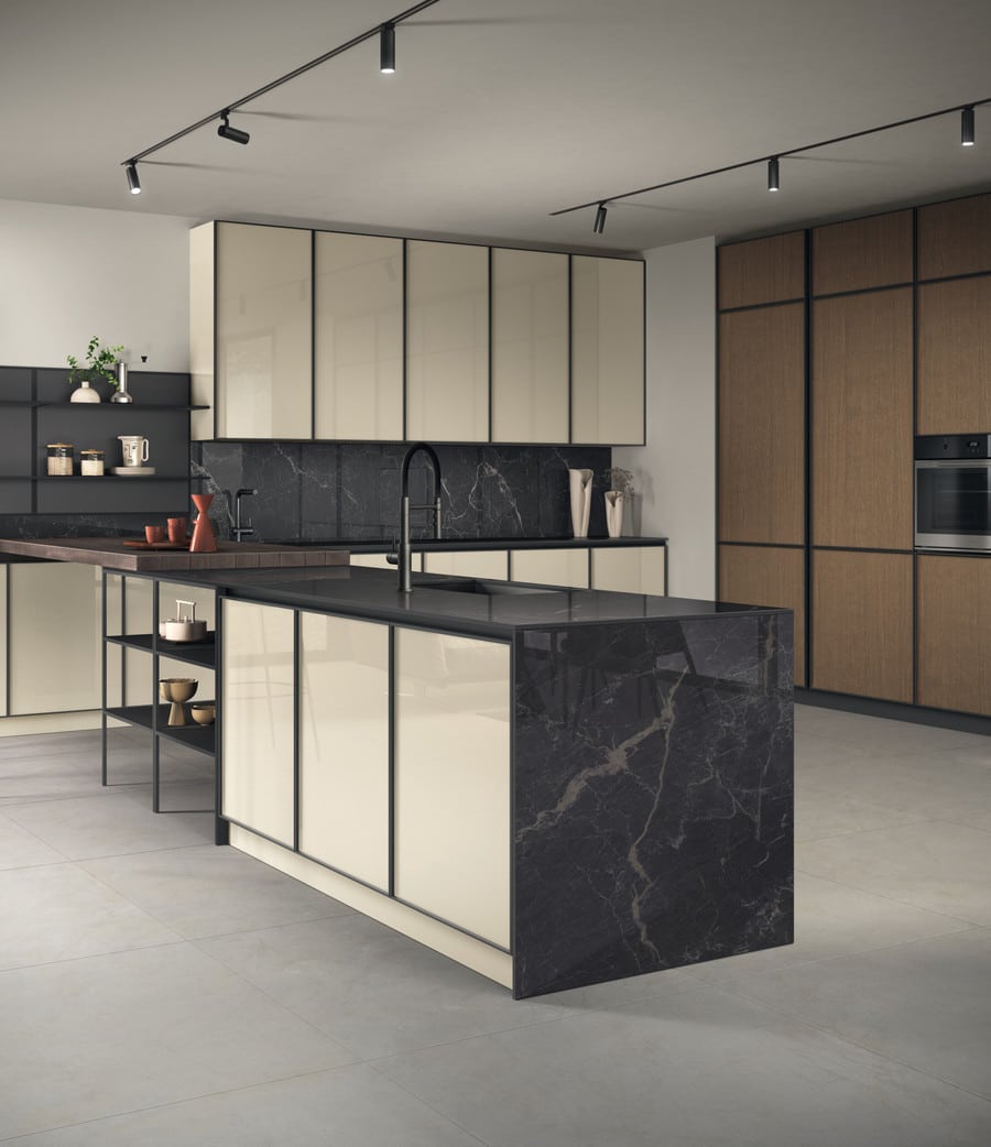 1 Elegante cucina moderna con elementi in marmo nero e finiture in legno chiaro, progettata da Alpe Arredi, perfetta per ambienti di alta gamma e stile contemporaneo.