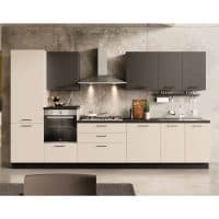 Cucina moderna con ante bianche e pensili grigi, piano di lavoro nero e parete in cemento, perfetta per la cucina SMART 360 POKER.