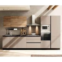 Cucina moderna con ante beige e dettagli in legno, piano cottura a gas e forno integrato, illuminazione sottopensile, ideale per ambienti contemporanei.