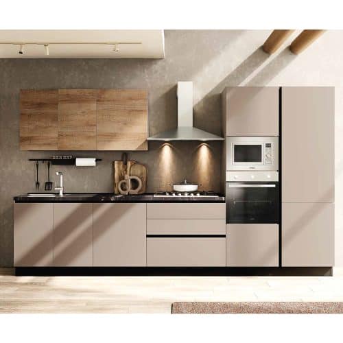 Cucina moderna con ante beige e dettagli in legno, piano cottura a gas e forno integrato, illuminazione sottopensile, ideale per ambienti contemporanei.