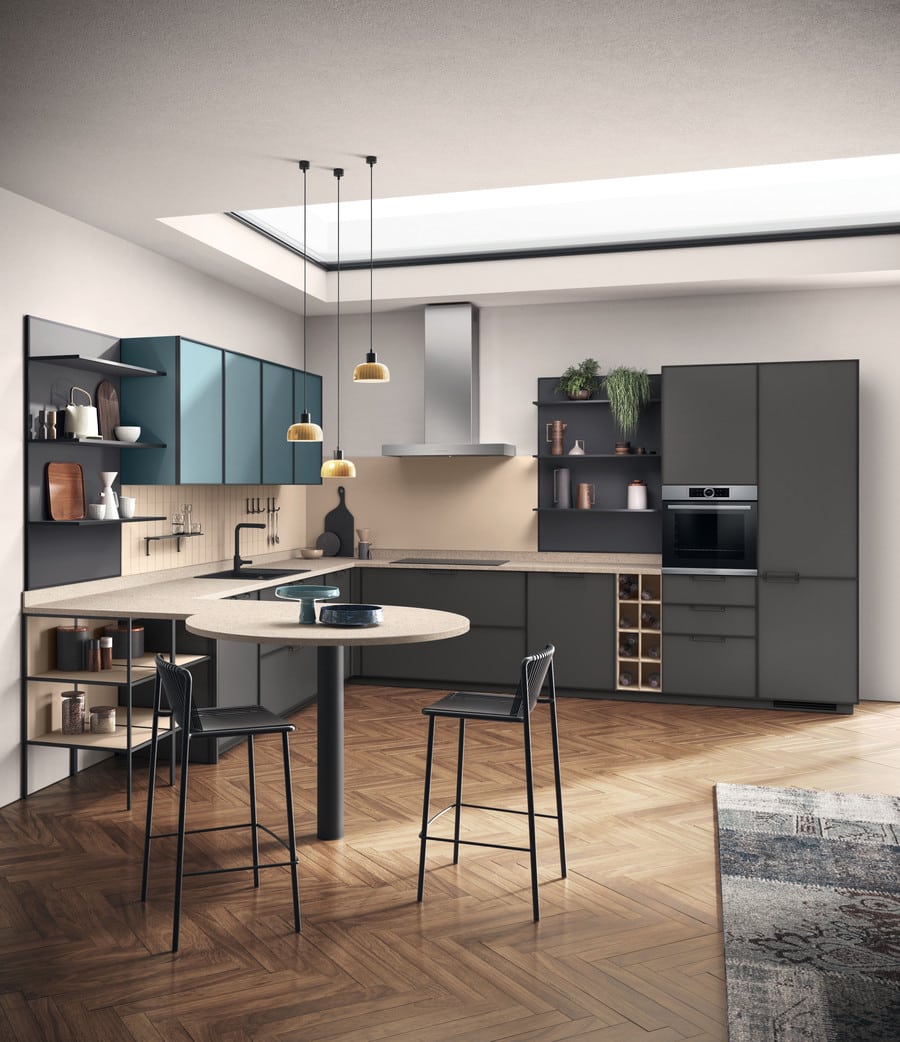 Jeometrica_pag_18 Elegant cucina moderna con armadi color grigio e blu, ispirazione minimalista, panca in legno e piani in pietra, illuminazione a sospensione, parquet in legno e dettagli decorativi, ambiente luminoso e di design.