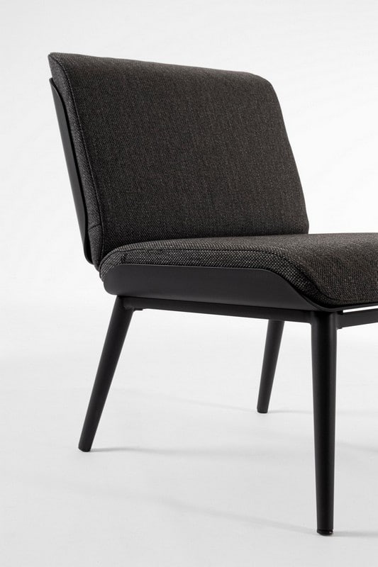 0663419-pm1_-set3_salotto_c_c_isabela_antracite_wg21_1675138167 Poltrona moderna con struttura in legno nero e rivestimento in tessuto scuro, ideale per arredi eleganti e contemporanei.