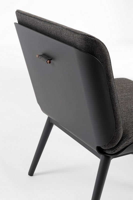 0663419-pm2_-set3_salotto_c_c_isabela_antracite_wg21_1675138167 Elegante sedia moderna con struttura in legno nero e seduta imbottita in tessuto grigio scuro, perfetta per ambienti di design e relax.