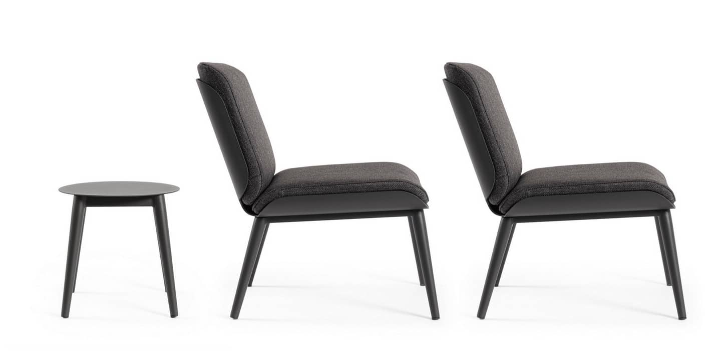 0663419-tl1_-set3_salotto_c_c_isabela_antracite_wg21_1675138167 Sedia moderna in tessuto grigio con gambe nere, complemento di arredo elegante e funzionale per ambienti living o uffici.