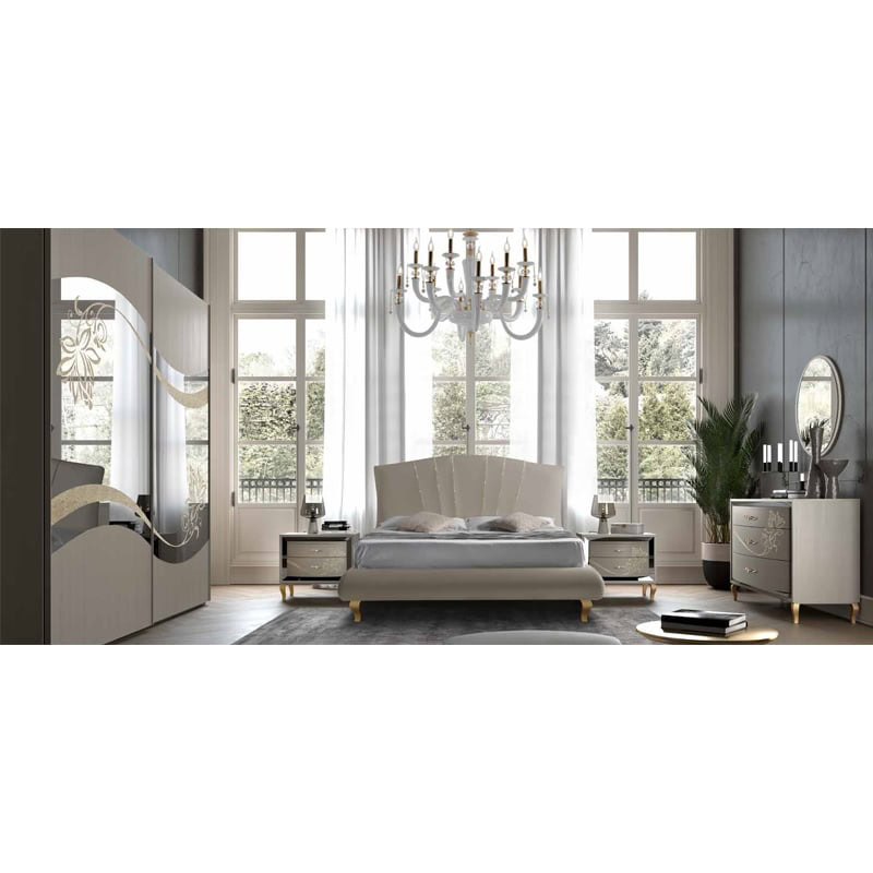 1 Lusso e eleganza in una camera da letto moderna con arredi in stile Alpe Arredi, grande finestra con tende leggere, chandelier raffinato e dettagli decorativi di alta qualità.