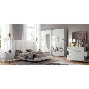 Lettino da letto moderno bianco con testiera imbottita, arredamento elegante con specchi e lampade design, in una camera da letto luminosa e sofisticata, ideale per ambienti di design e comfort.