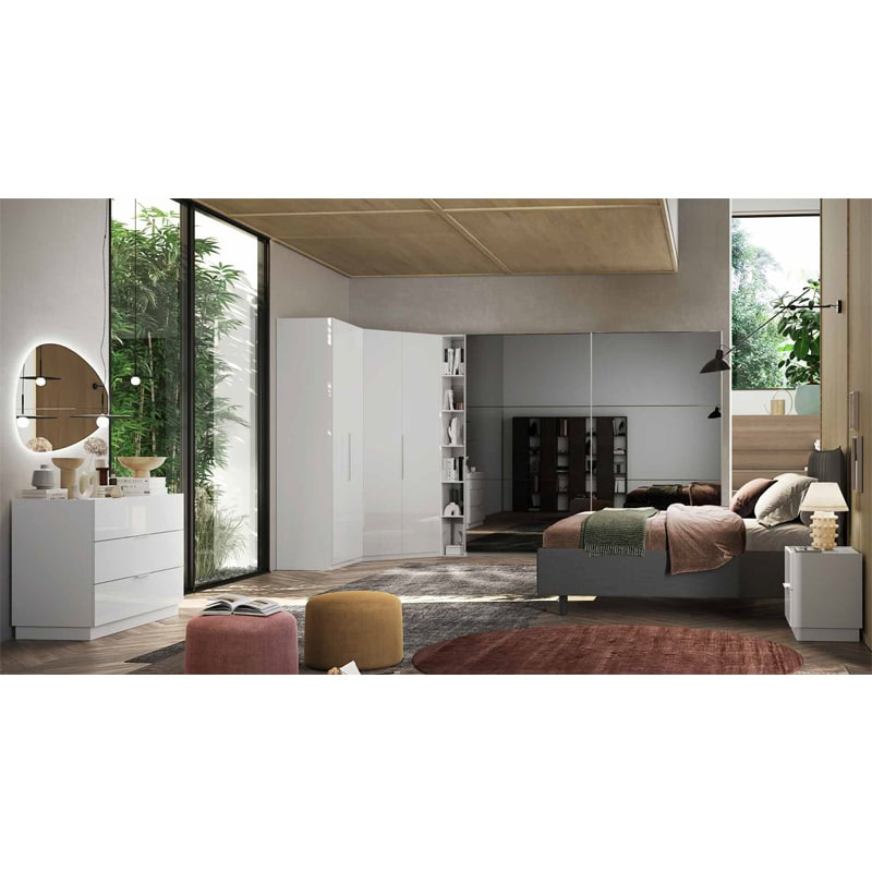 1 Elegante camera da letto moderna con arredamento minimalista, armadio a specchio, letto in tessuto grigio, comò bianco, sedie color pastello, accessori di design e grande finestra che valorizza gli elementi di arredo.