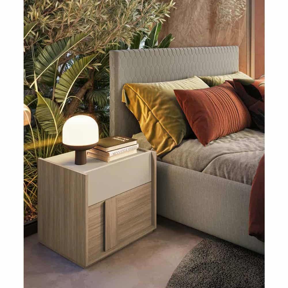 2 Elegante comodino in legno naturale con finitura moderna, abbinato a una lampada da tavolo e libri, perfetto per arredare la zona notte con stile e funzionalità.