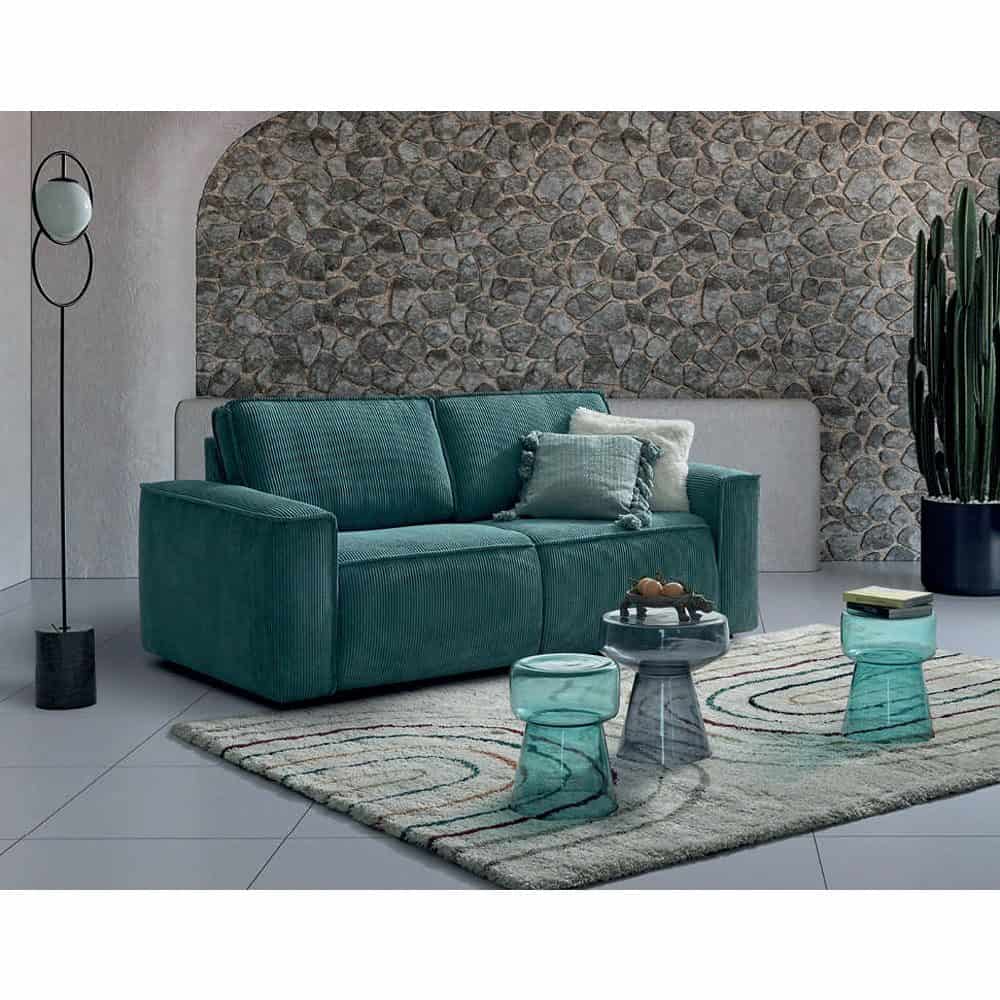 1 Elegante divano verde smeraldo in tessuto velluto, arredato con cuscini decorativi, in un soggiorno moderno con parete in pietra naturale e dettagli di design.