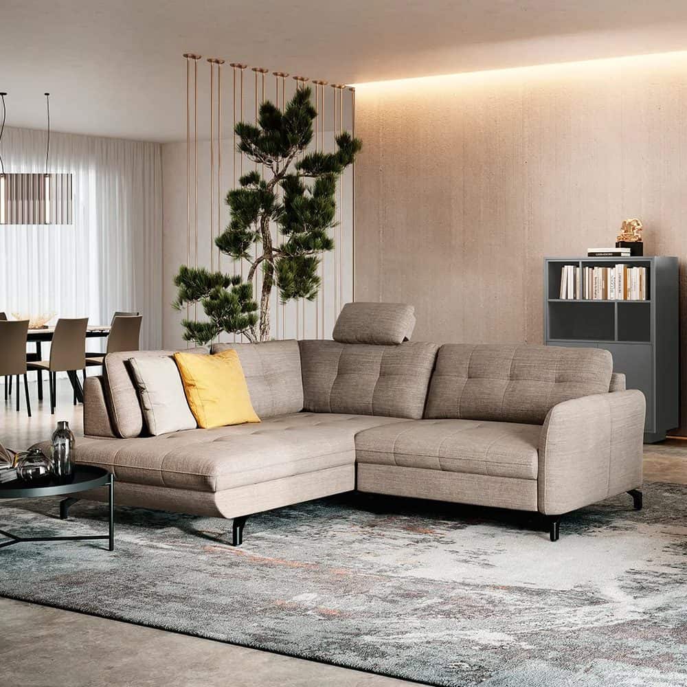 2 Elegante divano angolare in tessuto beige in arredamento moderno con dettagli di design e ambiente elegante.