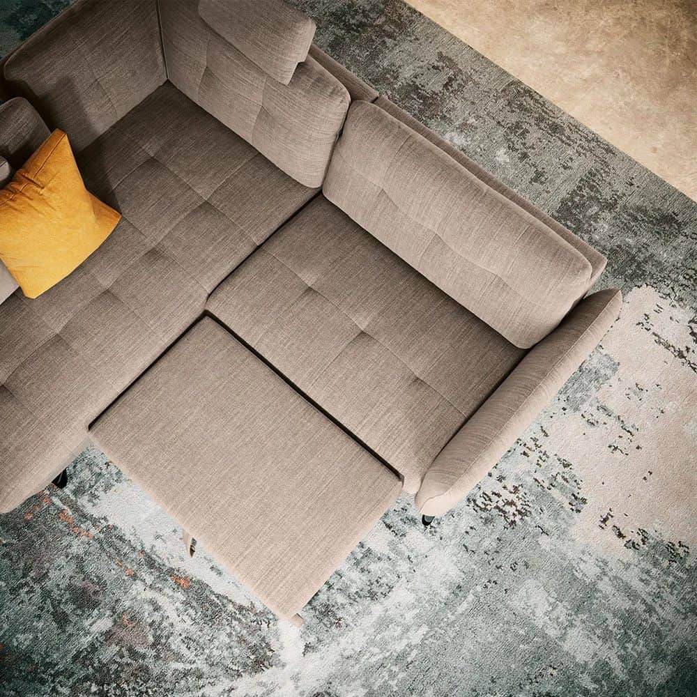 3 Divano angolare in tessuto beige con pouf e cuscino giallo, arredamento moderno e confortevole, perfetto per soggiorni eleganti e accoglienti, dal design funzionale e di alta qualità.