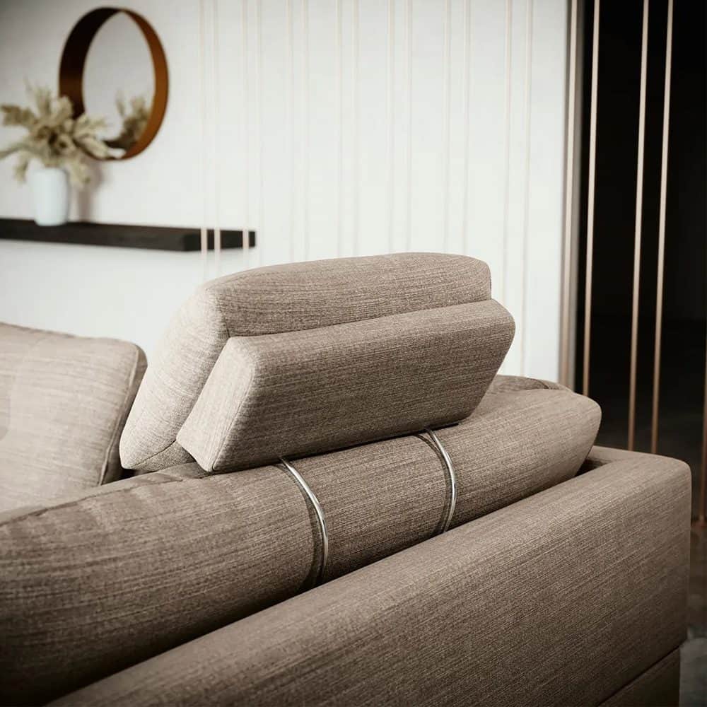 4 Elegante divano in tessuto beige con poggiatesta regolabile, arredamento moderno e di alta qualità, ideale per soggiorni sofisticati.