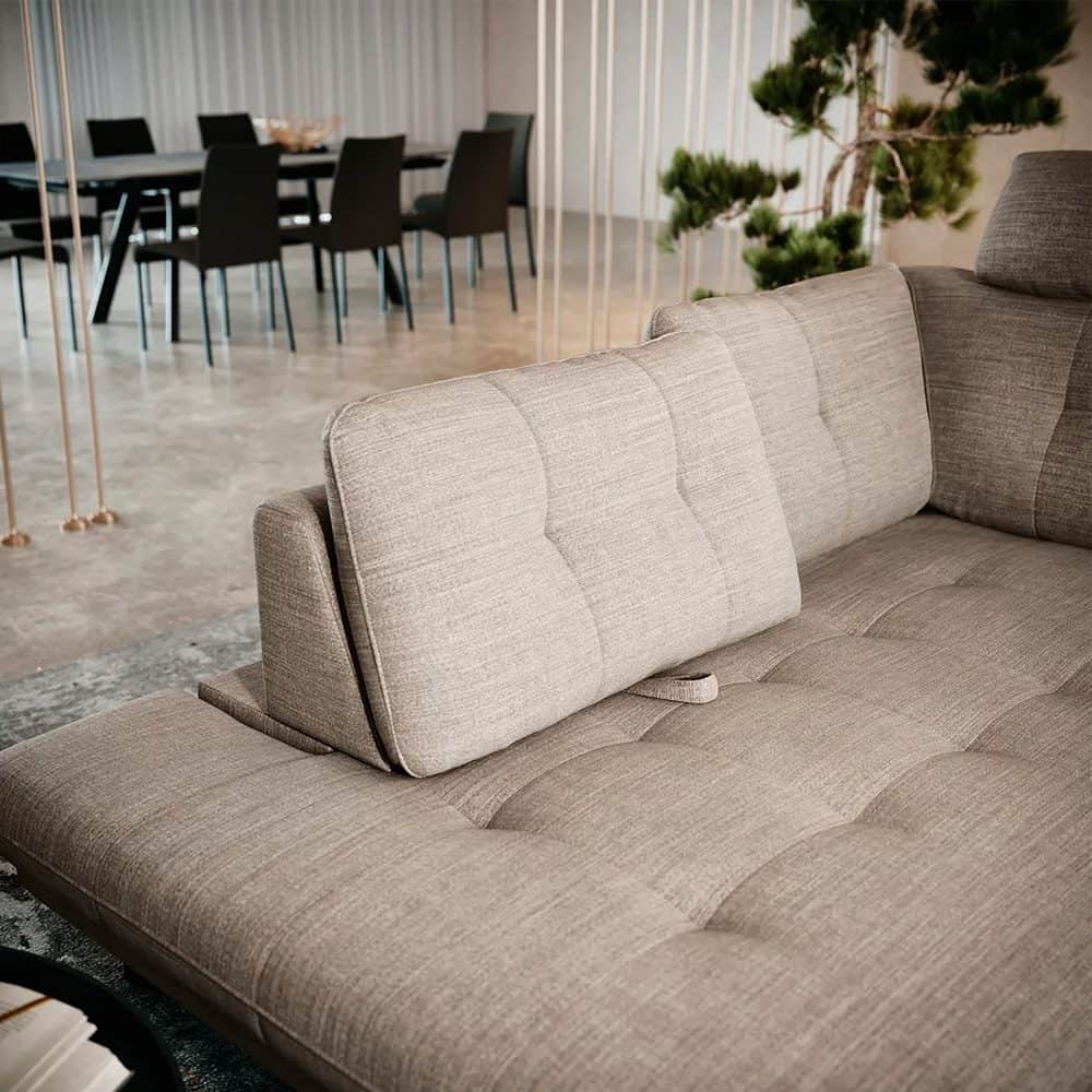 5 Elegante divano in tessuto beige with schienale regolabile per il massimo comfort, ambientazione moderna e accogliente, perfetto per soggiorni di design.
