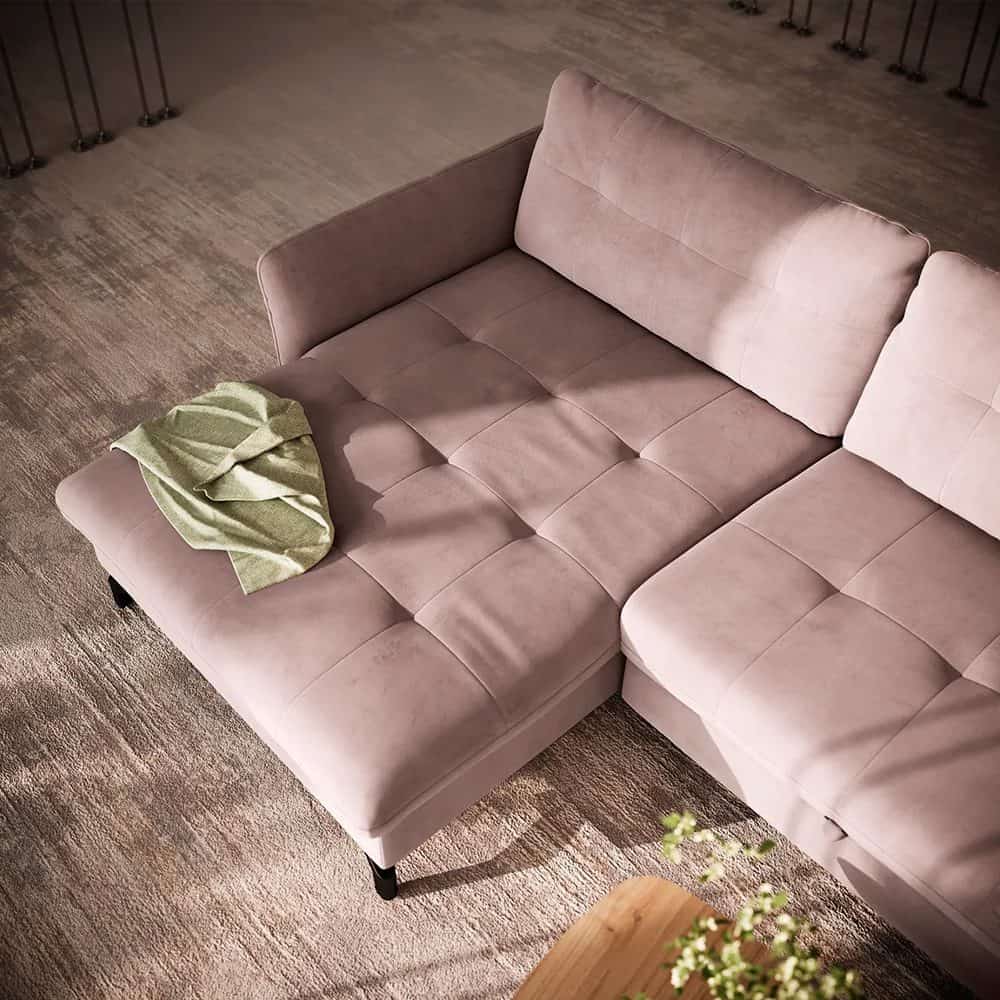 7 Elegante divano angolare in tessuto rosa con cuciture quadrate, ambientazione moderna e accogliente, perfetto per arredare salotti di design con stile e comfort.