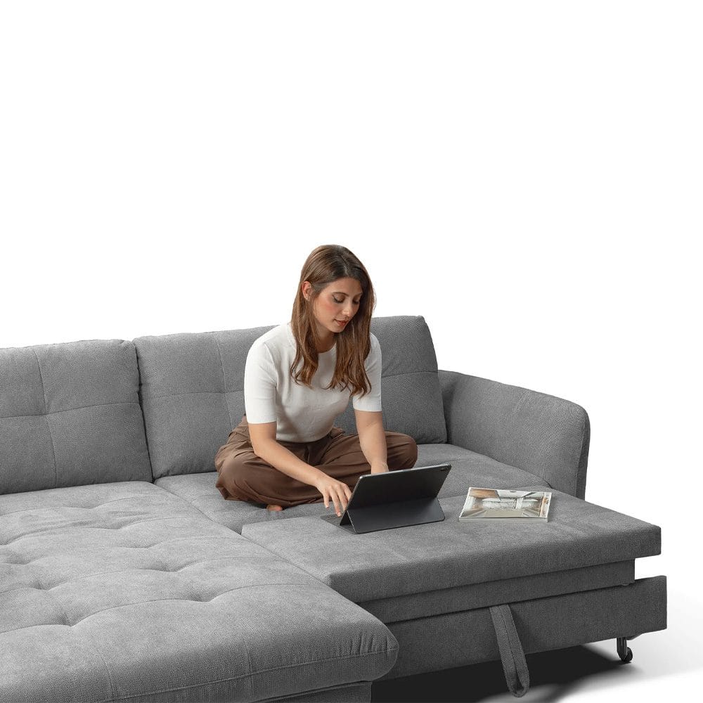 8 Elegante divano angolare in tessuto grigio scuro, perfetto per soggiorni moderni e di design. Mobili di alta qualità, comodi e funzionali, ideali per arredare con stile gli interni di casa.