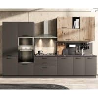 Cucina moderna con mobili in finitura grigia e legno chiaro, piano cottura e forno integrati, ideale per ambienti contemporanei.