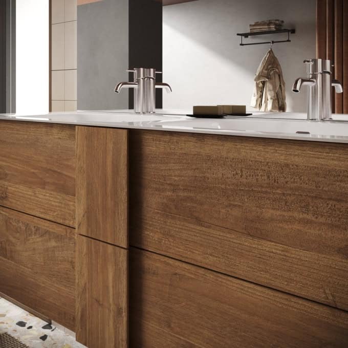2913_11 Moderno mobile da bagno in legno naturale, con lavabo integrato e rubinetti in ottone satinato, ambientazione elegante e funzionale per arredi di alta qualità.