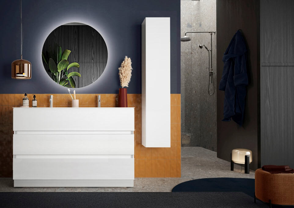 2927_start-120-a-terra-bianco-lucido Elegante mobile bagno bianco con lavabo doppio, specchio rotondo illuminato e arredo moderno, perfetto per interni di design e bagno di lusso.