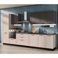 Cucina moderna Alpe Arredi con ante beige e pensili grigi, piano di lavoro nero e cappa in acciaio inox, ambientazione elegante e funzionale.
