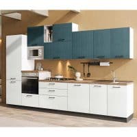 Cucina moderna con ante blu e mobili bianchi, piano in legno e elettrodomestici integrati, ideale per ambienti contemporanei.