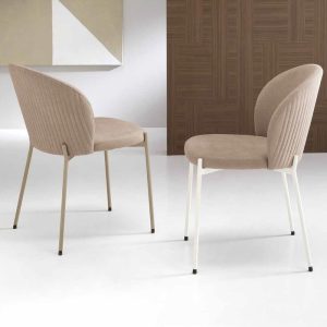Sedie moderne imbottite in tessuto beige con gambe in metallo bianco, design elegante per arredamento interno, sale da pranzo e soggiorni, Alpe Arredi Italy.