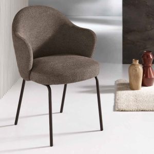 Sedia moderna in tessuto beige con gambe in metallo nero, arredi di design per soggiorno o ufficio.
