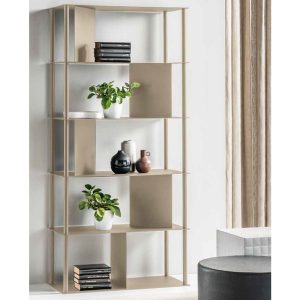 Verno scaffale in legno con piante decorative e oggetti di design, perfetto per arredare con stile moderni ambienti living.