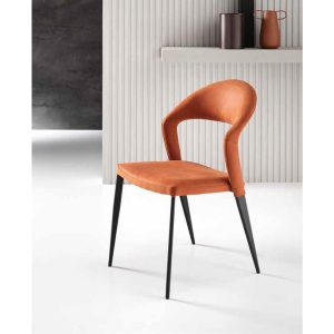 Elegante sedia moderna in velluto color arancione con gambe nere, perfetta per arredi contemporanei e di design.