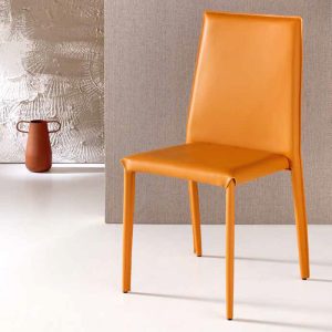 Elegante sedia moderna in pelle arancione con gambe in legno, perfetta per arredare ambienti raffinati e contemporanei, proposta di Alpe Arredi.