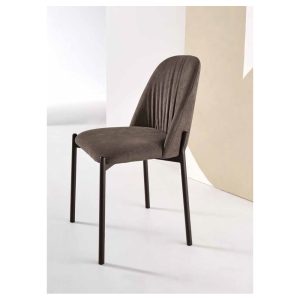 Sedia moderna con rivestimento in velluto grigio e struttura in metallo nero, design elegante e confortevole, perfetta per ambienti contemporanei e di lusso.