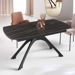 Elegante tavolo da pranzo in marmo nero con venature dorate, base in metallo nero, ideale per arredi moderni e di design. Perfetto per ambienti sofisticati e contemporanei.