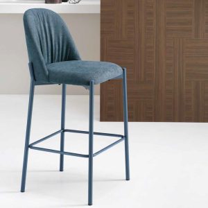 Sedia da bar in tessuto blu con struttura in metallo elegante, ideale per cucine e ambienti moderni. Design contemporaneo, comfort e stile per arredare con gusto.