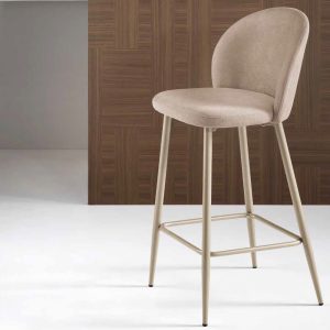 Sgabello moderno in tessuto beige con struttura in metallo, ideale per arredi di design e ambienti living eleganti.