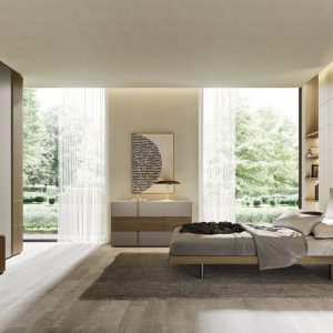 Elegante camera da letto moderna con mobili su misura, grandi finestre e vista sul verde, dotata di design raffinato, legno naturale e dettagli minimalisti per ambienti di stile.