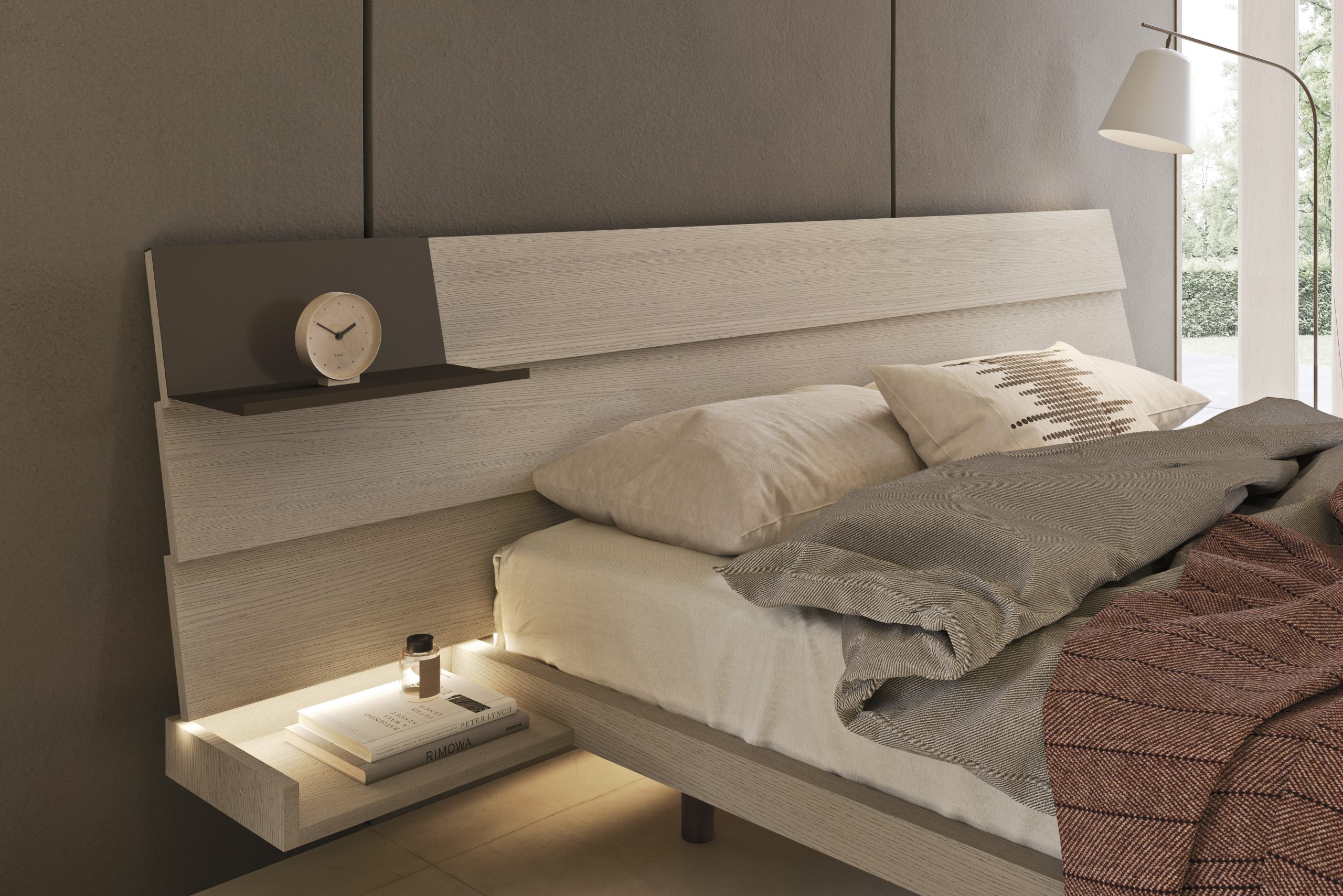 2025_mobilgam_n03_p2 Elegante testiera letto in legno sbiancato con mensola portaoggetti integrata, lampada in sospensione e accessori decorativi, perfetta per arredare con stile camere moderne e funzionali.