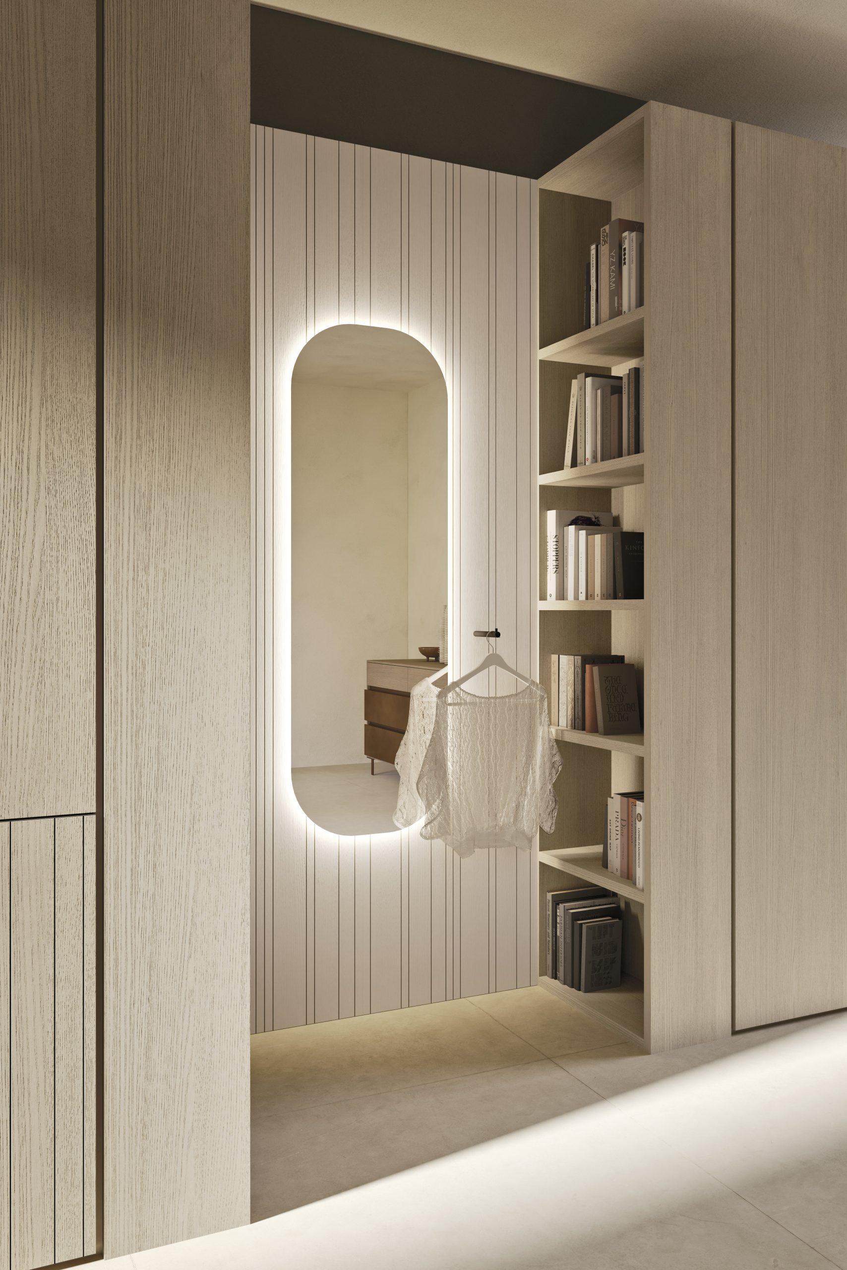 2025_mobilgam_n03_p5 Elegante specchio da parete con luce LED integrata, arredamento moderno in legno chiaro per ambienti residenziali e spazi living.